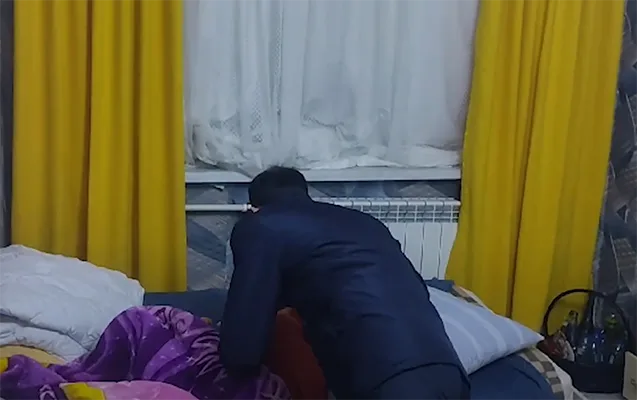 Azyaşlı uşaq bağlı qapı arxasında qaldı - VİDEO