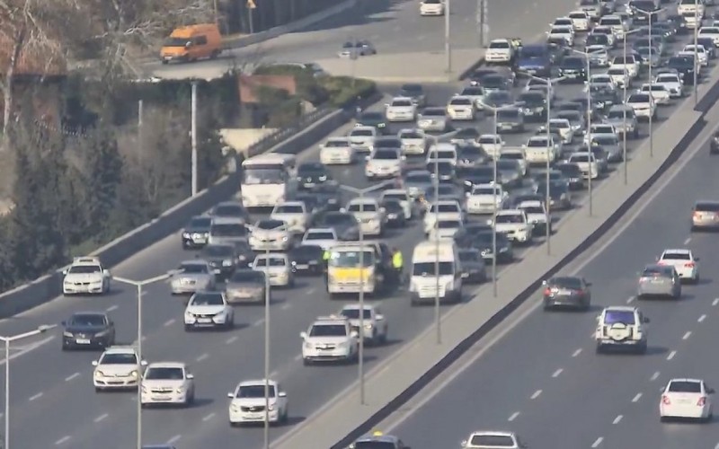 Bakıda nasaz avtomobil tıxaca səbəb oldu