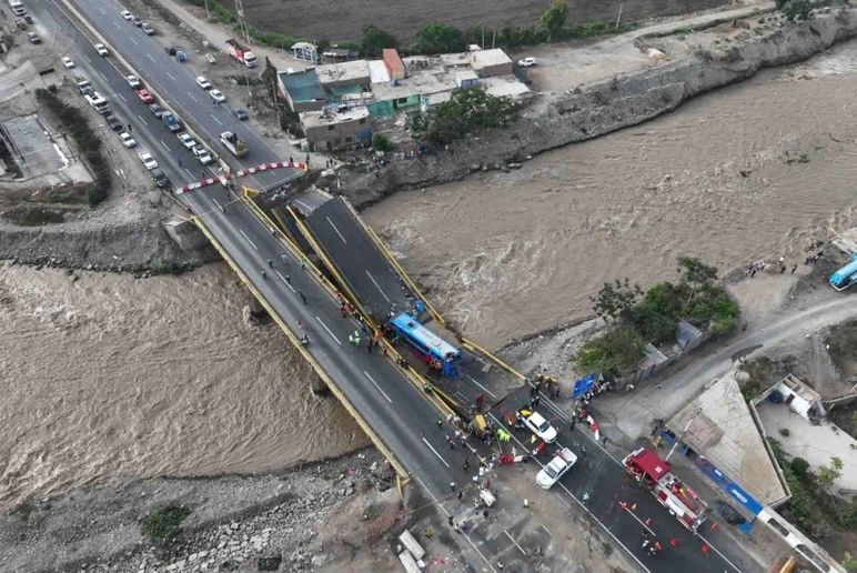 Körpü çökdü: 2 ölü, 41 yaralı 