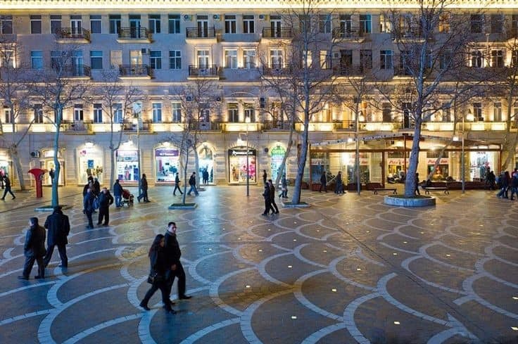 “Torqovıy”da turistlərə satılan QIZLAR - Sutenyor şəbəkəsini ifşa edən - VİDEO