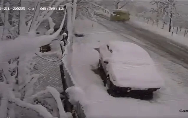 Qarlı yolda mikroavtobus belə aşdı - VİDEO