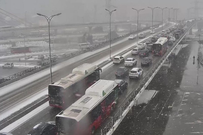 Bakıda yolun sürüşkən olması nəqliyyatın hərəkətində sıxlığa səbəb olub