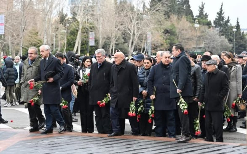 Milli Məclisin kollektivi Xocalı soyqırımı abidəsini ziyarət edib - FOTOLAR