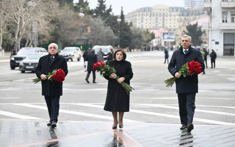 Rəsmilər “Ana harayı”nı ziyarət edir - FOTOLAR