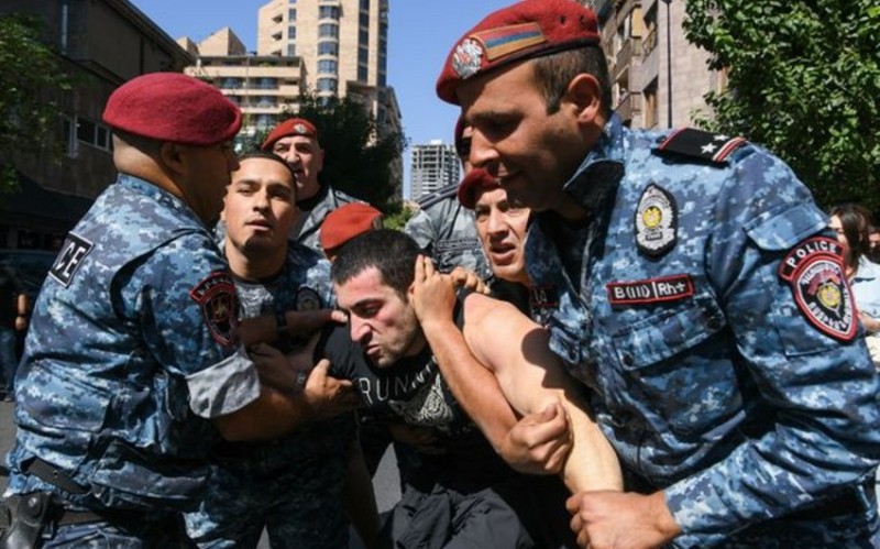 Ermənistanda keçmiş deputatın oğlu polis tərəfindən saxlanılıb