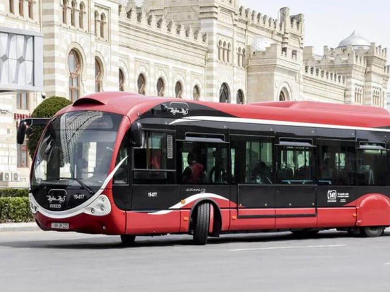 “BakuBus”un avtobusu qarda sürüşərək yolun kənarına düşüb - VİDEO