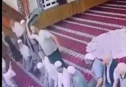 Məsciddə namaz qılan şəxsi stulla DÖYDÜ - VİDEO