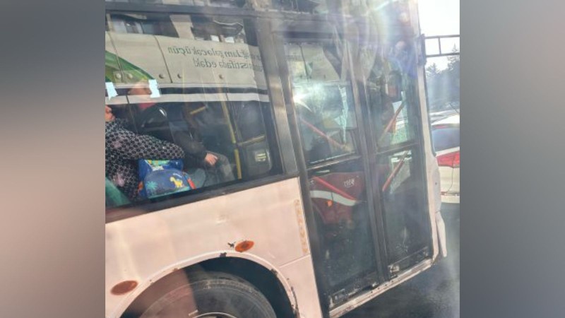 Marşrut avtobusunun pəncərəsi qırıq halda sərnişin daşındı - FOTO