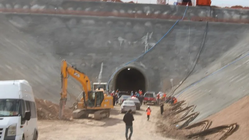 Qatarın tikinti sahəsinə qaya parçaları düşdü: 1 ölü, 1 yaralı