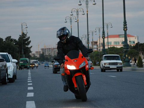 Bakıda motosikleti insanların üzərinə sürən şəxs həbs edildi