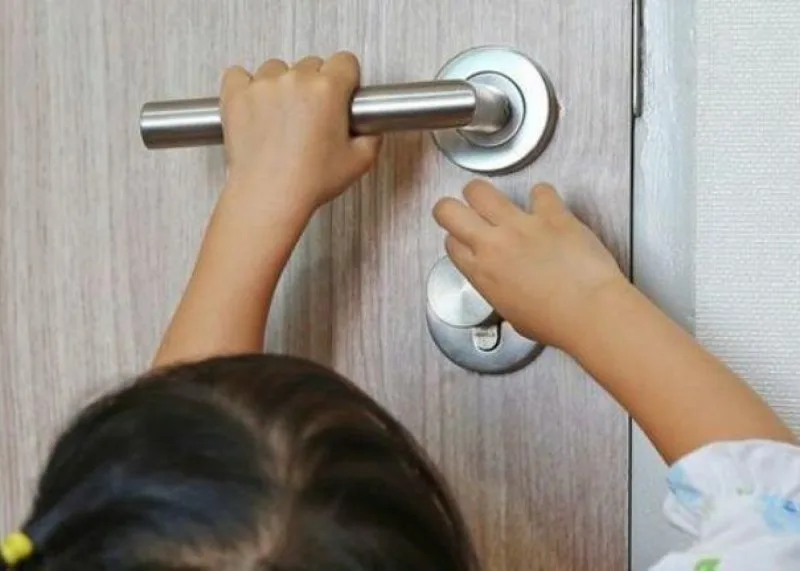 Bağlı qapı arxasında qalan azyaşlılar xilas edildi