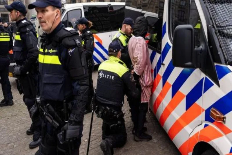 Amsterdamda bıçaqlı hücum- yaralananlar var