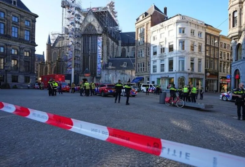 Amsterdamda bıçaqlı hücum: yaralananlar var