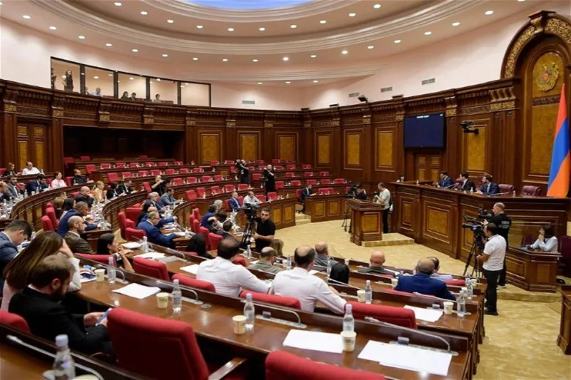 Ermənistan parlamentinin iki deputatına qarşı ittihamlar irəli sürüldü