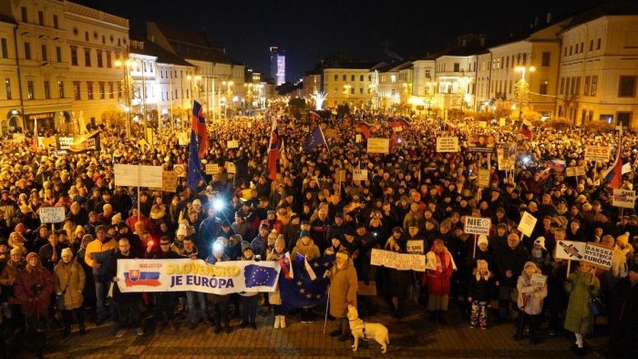 Slovakiyada minlərlə insan hökumətin istefasını tələb edir