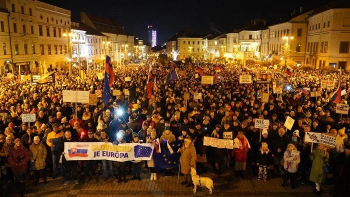 Slovakiyada minlərlə insan hökumətin istefasını tələb edir