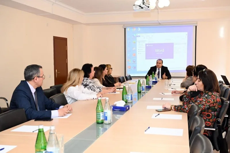 Müəllimlər üçün təlimin keçirilməsi qaydaları ilə bağlı müzakirə keçirilib