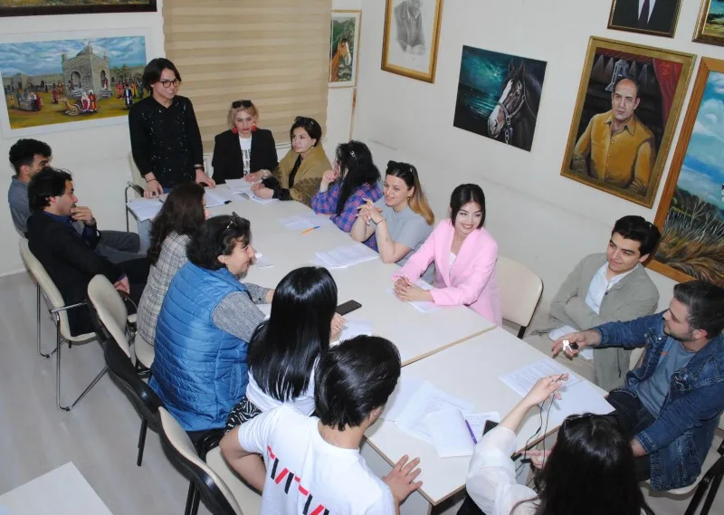 Sumqayıt teatrında “Sehirli yaylıq”