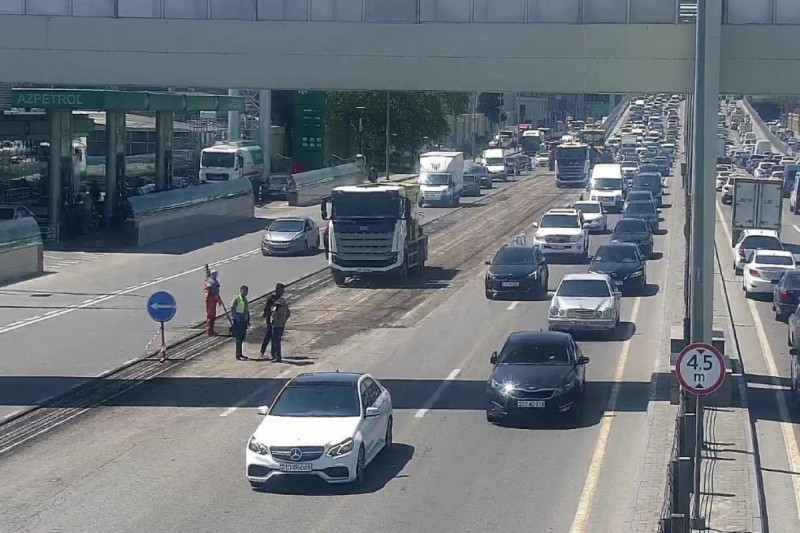 Ziya Bünyadov prospektində, yolda təmir işləri aparılır, nəqliyyat sıxlığı yaranıb - FOTO