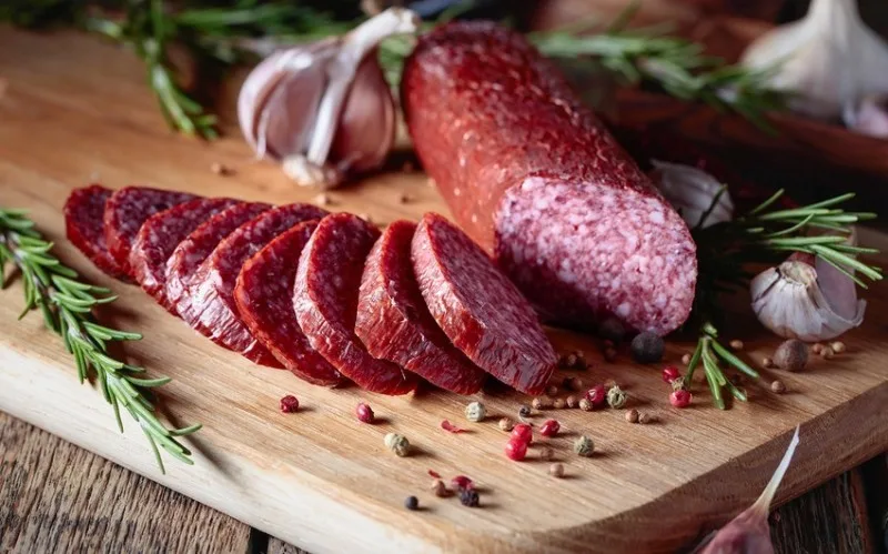 Azərbaycanda kolbasa istehsalı azalıb