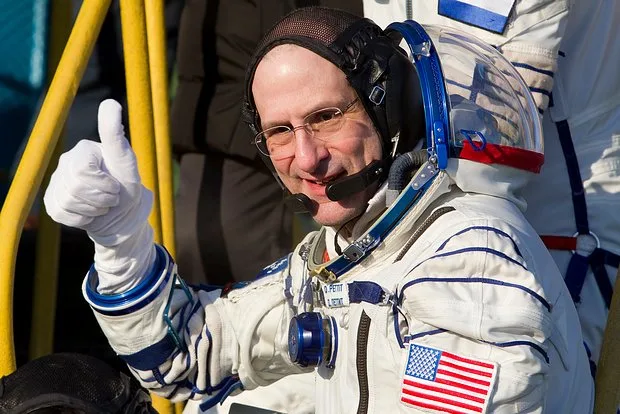 70 yaşlı astronavt kosmosda ağrıların azaltdığını iddia etdi