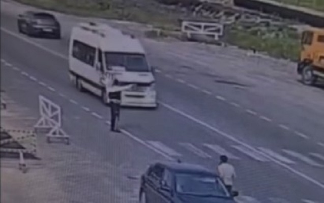 Sərxoş mikroavtobus sürücüsü həbs olundu - VİDEO