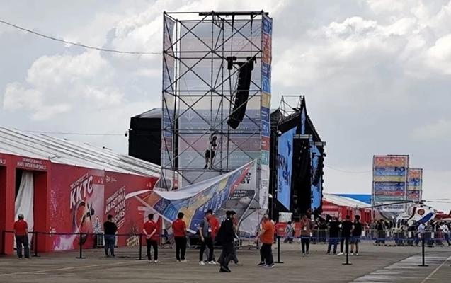“TEKNOFEST”də reklam lövhəsi insanların üzərinə aşdı - VİDEO