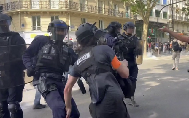 Fransa polisi jurnalistlərə güc tətbiq edib - VİDEO
