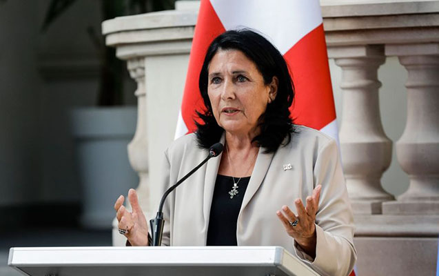 Zurabişvilinin evinin yanında ATIŞMA