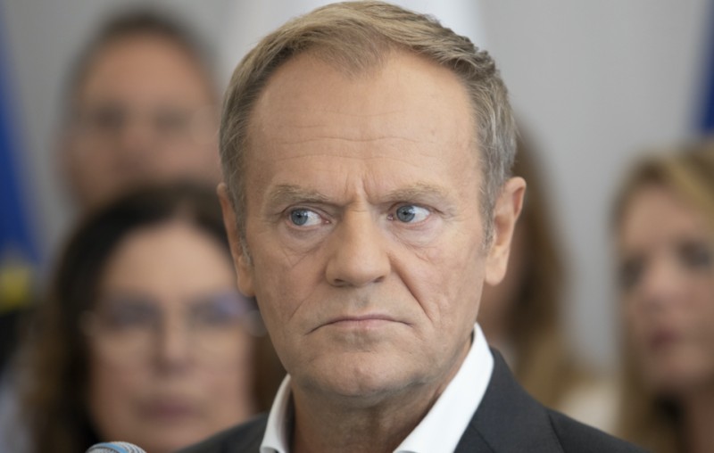 Tusk Konstitusiya Günündə prezident Dudaya istefasını xatırladıb