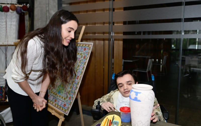 Leyla və Arzu Əliyeva həssas qruplara aid şəxslərin yaradıcılığı ilə tanış oldular - FOTOLAR