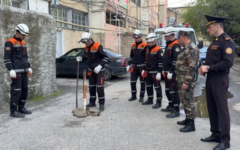 Binaların qarşısında qanunsuz quraşdırılmış maneələr sökülüb
