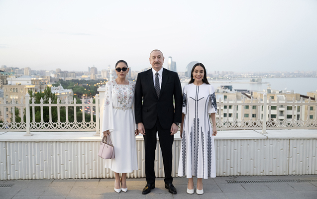 Prezident və ailə üzvləri To Lamla xanımının rəsm sərgisi ilə tanış oldular - FOTOLAR