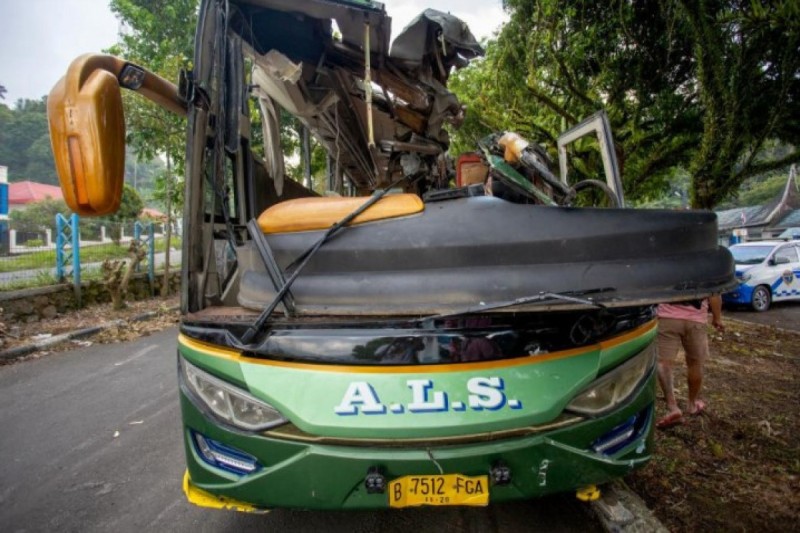Sərnişin avtobusu qəza etdi - 12 ölü