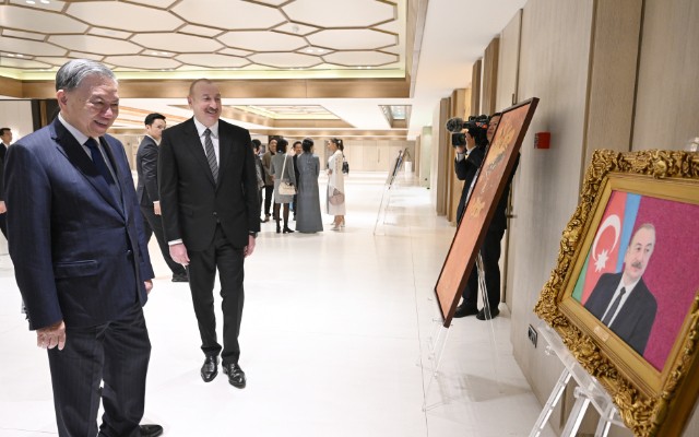 Vyetnamlı rəssamlar İlham Əliyevin portretini çəkiblər