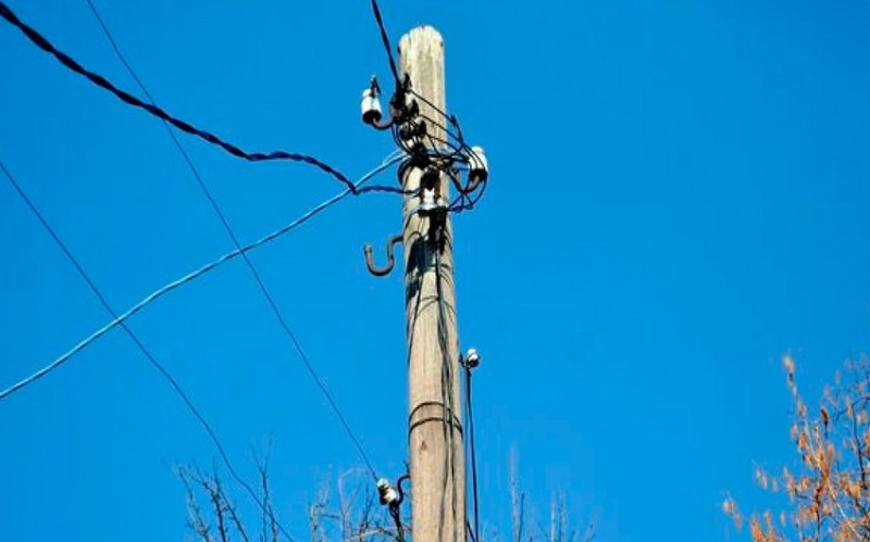 Elektrik dirəyindən yıxılan kişi ÖLDÜ