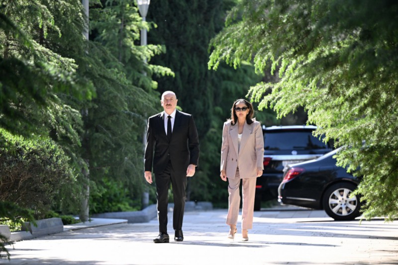 Prezidentlə xanımı Heydər Əliyevin məzarını ziyarət ediblər - FOTO