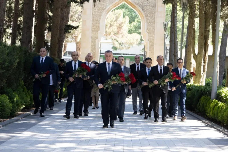 Səhiyyə Nazirliyinin rəhbərliyi və kollektivi Heydər Əliyevin əziz xatirəsini yad edib