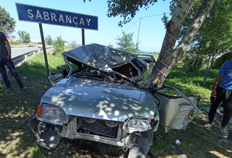 Şabranda avtomobil ağaca çırpılıb: 2 ölü