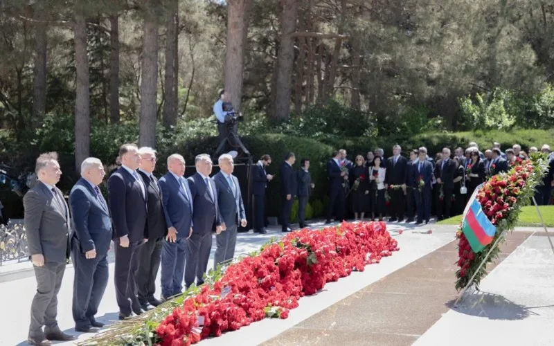 AHİK-in kollektivi Heydər Əliyevin məzarını ziyarət edib - FOTO