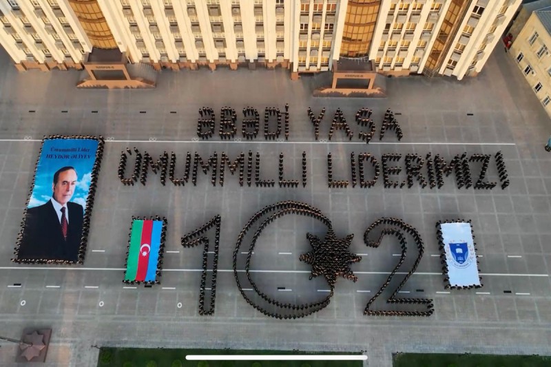  Heydər Əliyevin anadan olmasının 102-ci ildönümünə həsr olunan fləşmob  - VİDEO
