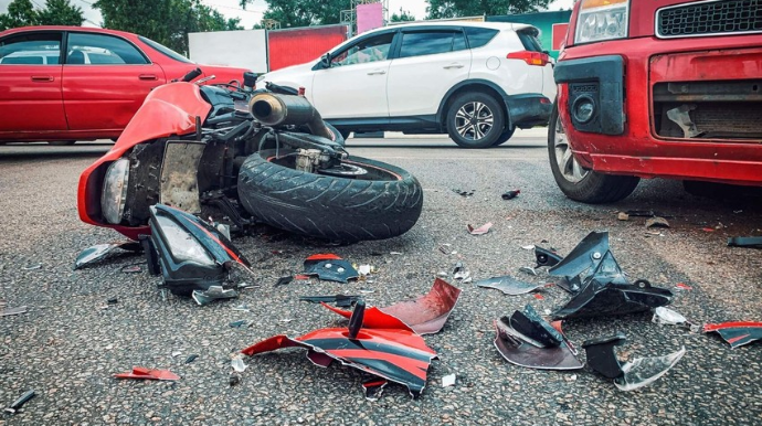Xırdalanda motosikletlə minik avtomobili toqquşdu