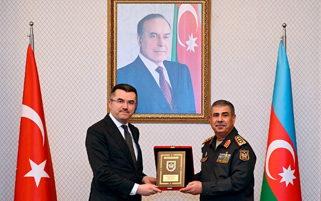 Müdafiə naziri Türkiyə Milli Təhlükəsizlik Şurasının Baş katibi ilə görüşdü - FOTO