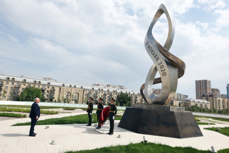 Yaşar Gülər ​​Şəhidlər Xiyabanı və Zəfər parkını ziyarət edib