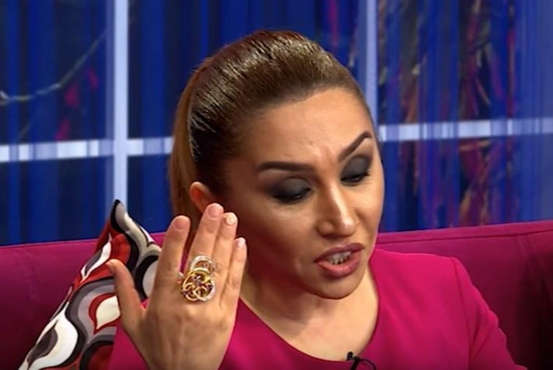 Cennifer Lopez bizim müğənnilərdən yaxşı geyinir
