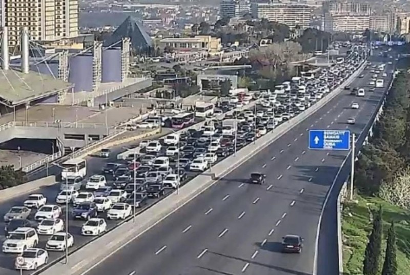 Bakının 14 yolunda tıxacdır - SİYAHI