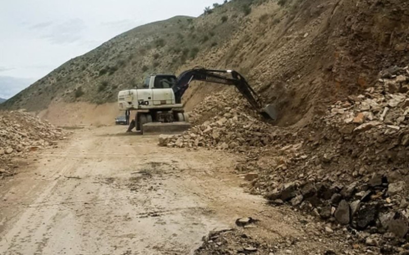 Naxçıvanda qaya parçaları yola düşdü, hərəkət çətinləşdi - FOTO
