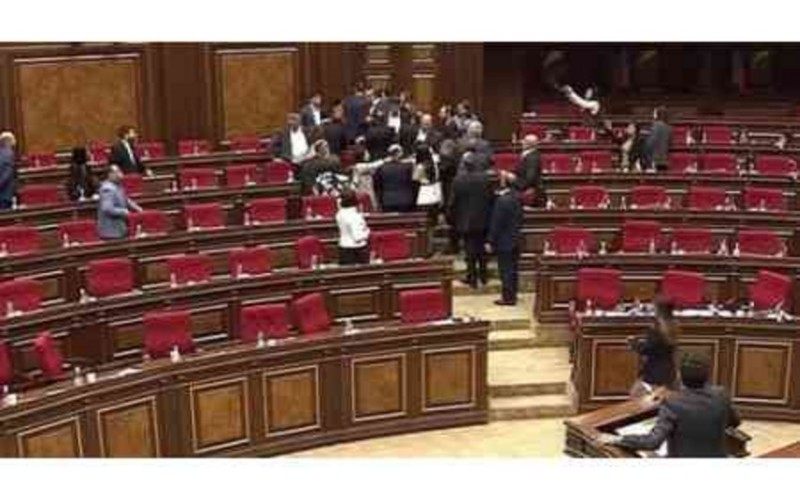 Ermənistan parlamentində dava düşdü