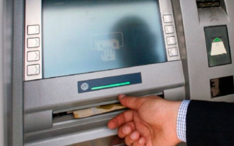 Bankomatda unutduğu pulu oğurladılar
