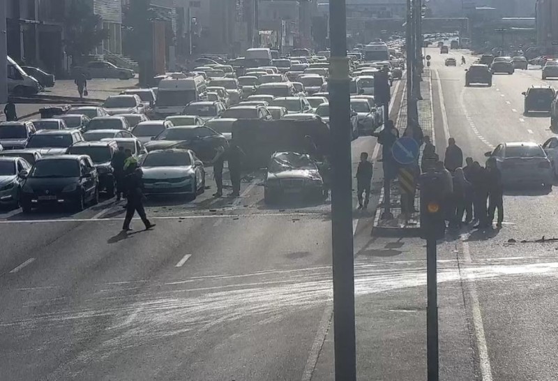 Babək prospektində qəza tıxac yaratdı